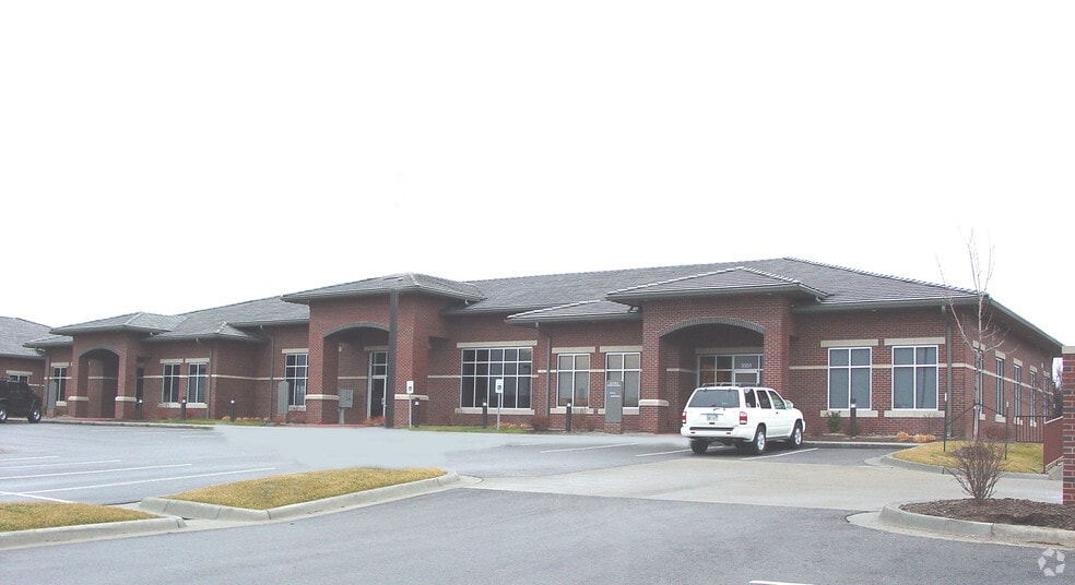 3351-3383 NE Ralph Powell Rd, Lee's Summit, MO for lease - Primary Photo - Image 1 of 16