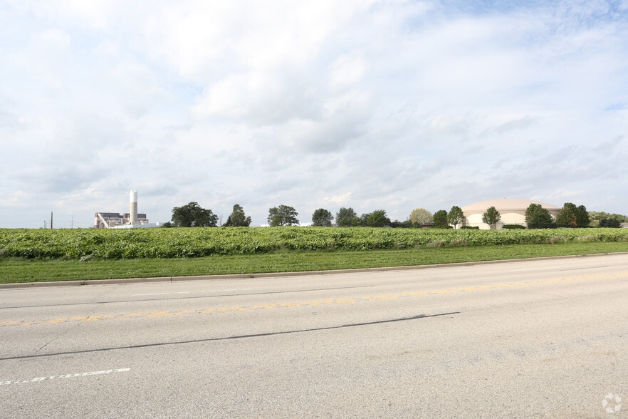 9335 Old Green Bay Rd, Pleasant Prairie, WI for sale - Building Photo - Image 2 of 3