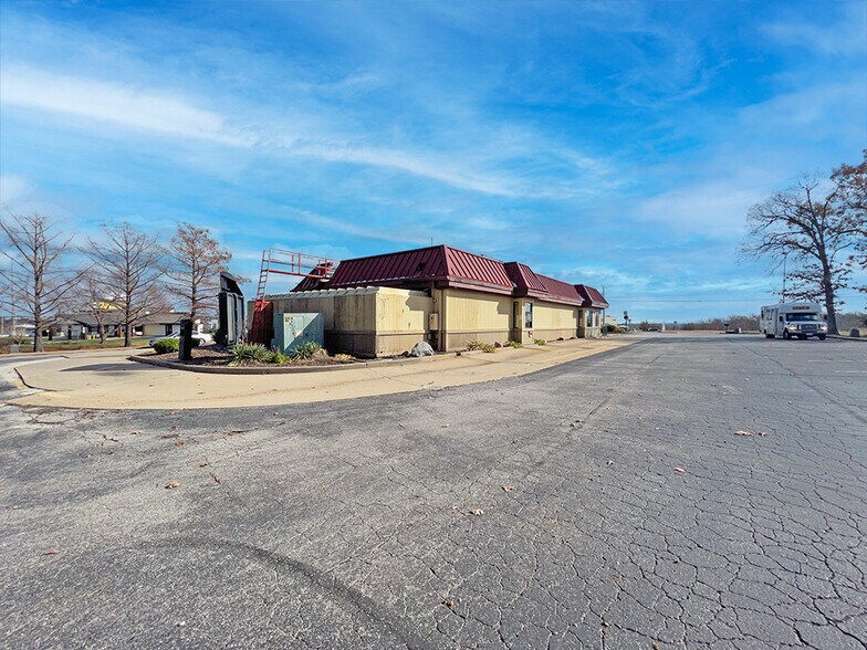 6033 Osage Beach Pky, Osage Beach, MO à vendre - Photo du bâtiment - Image 2 de 4