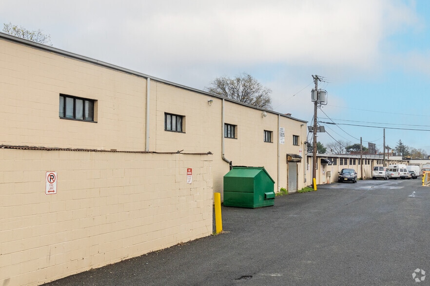 2250 Urbanowitz Ave, Linden, NJ for lease - Building Photo - Image 2 of 6