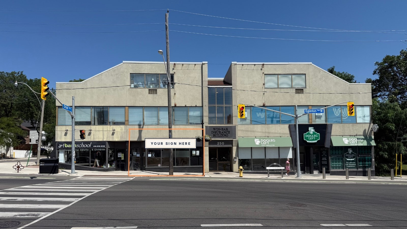 250 Eglinton Ave W, Toronto, ON à louer Photo du bâtiment- Image 1 de 9