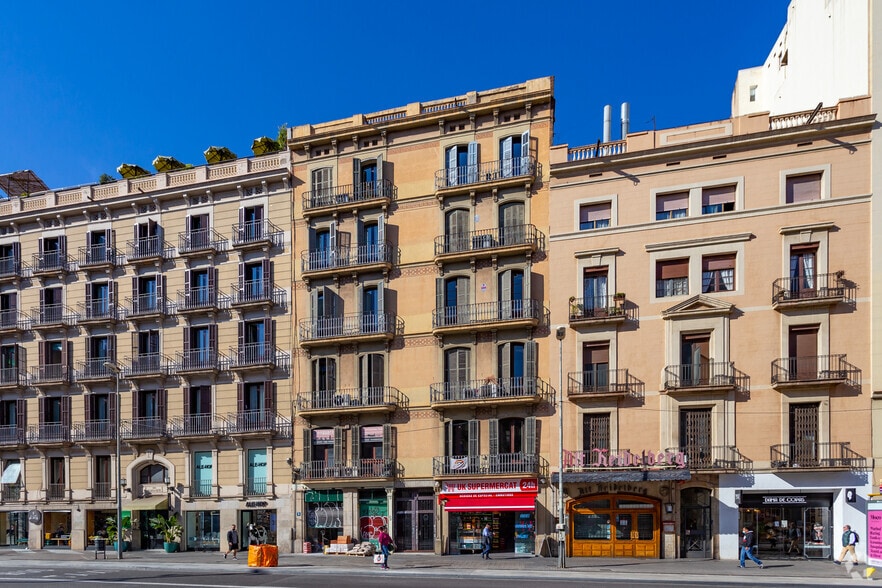 Immeuble residentiel dans Barcelone, Barcelona à vendre - Photo du bâtiment - Image 2 de 4