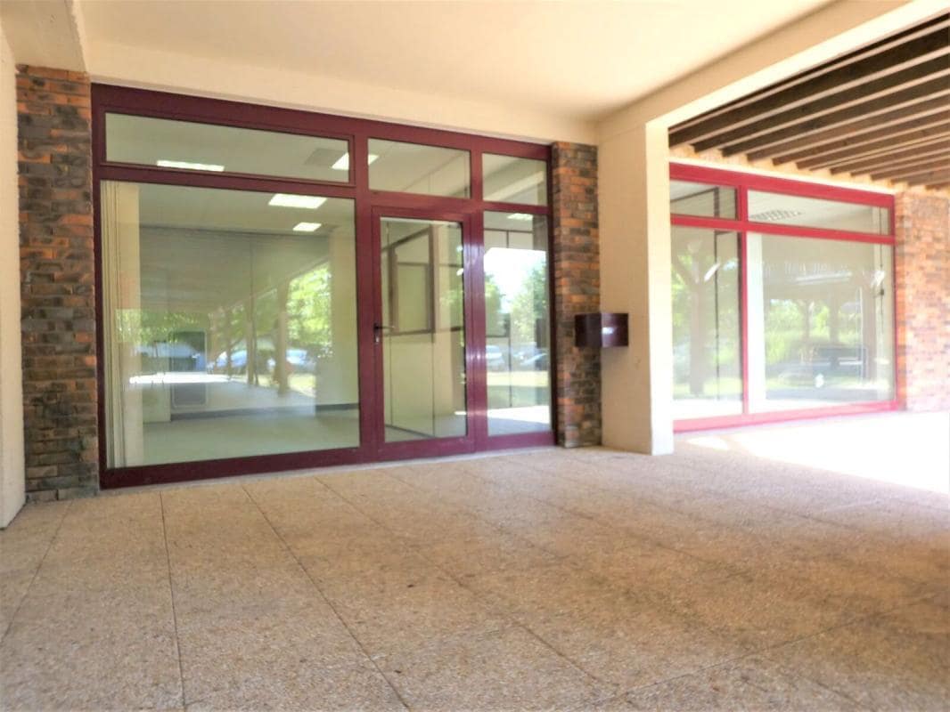 Retail in Chavenay for lease Building Photo- Image 1 of 8