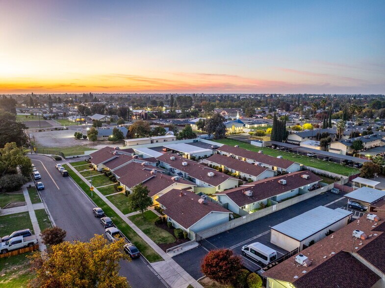 3789 E Hampton Way, Fresno, CA à vendre - Photo du bâtiment - Image 2 de 10