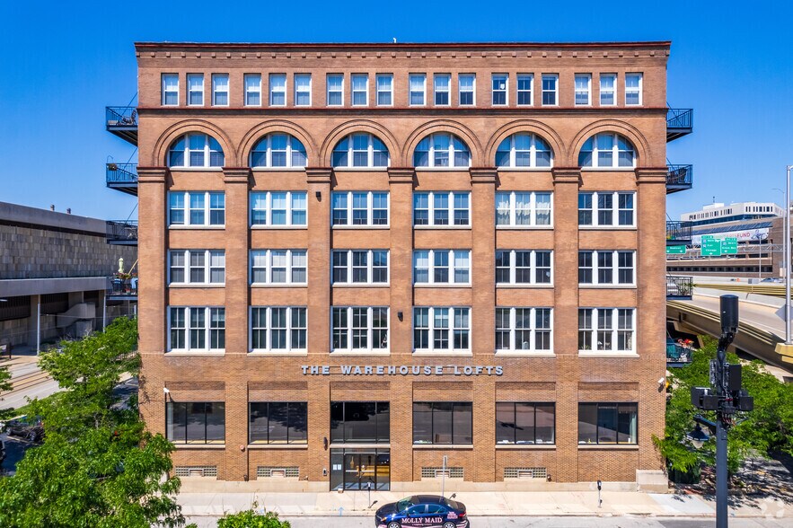 413 N 2nd St, Milwaukee, WI à vendre - Photo du bâtiment - Image 2 de 5