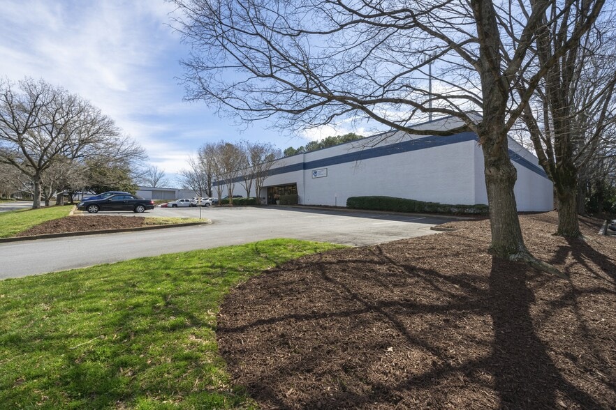 3062 Kingston Ct SE, Marietta, GA for sale - Building Photo - Image 2 of 11