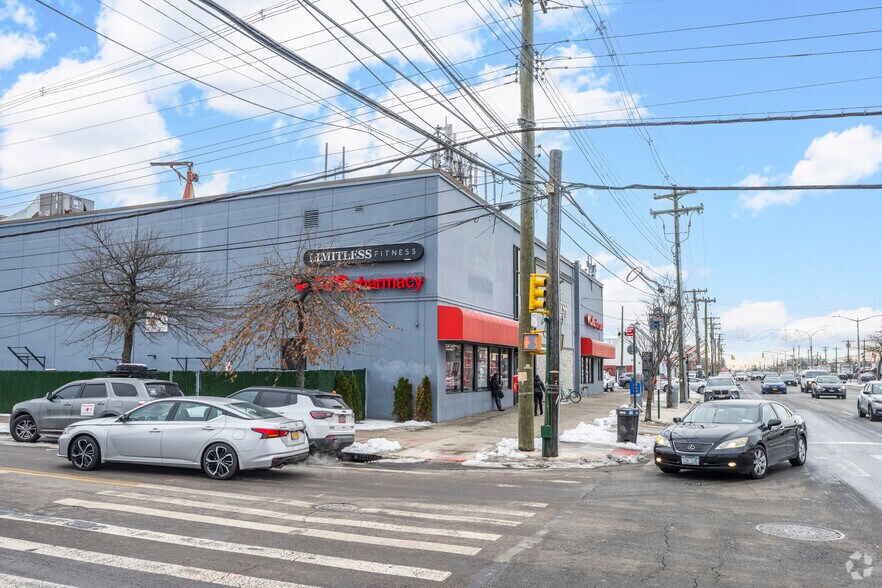 15705 Cross Bay Blvd, Jamaica, NY à vendre - Photo du bâtiment - Image 2 de 4