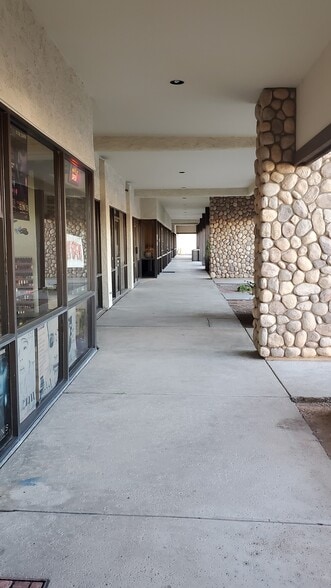 2120 W Guadalupe Rd, Mesa, AZ for lease - Building Photo - Image 3 of 11