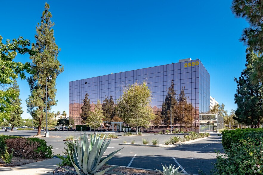 2550 N Hollywood Way, Burbank, CA à louer - Photo du bâtiment - Image 1 de 13