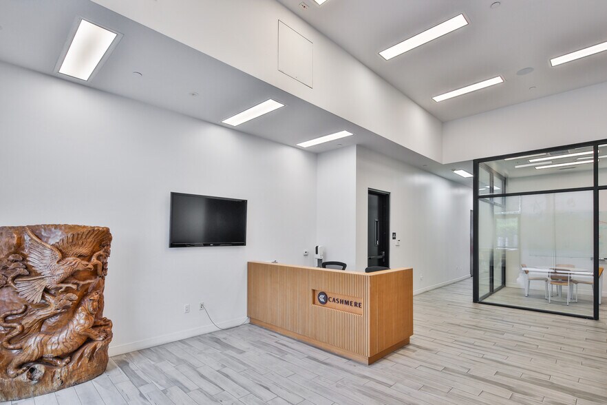 5242 W Adams Blvd, Los Angeles, CA à louer - Photo du bâtiment - Image 3 de 12