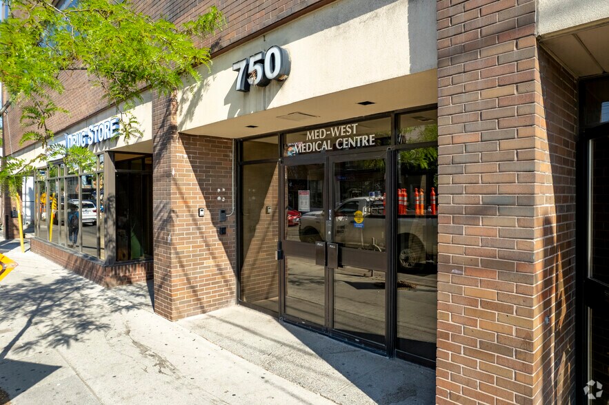 750 Dundas St W, Toronto, ON à louer - Photo du bâtiment - Image 3 de 3