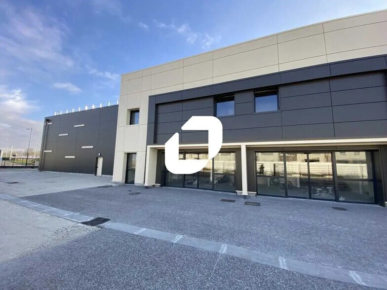 Bureau dans Le Mesnil-Amelot à louer - Photo du bâtiment - Image 1 de 9