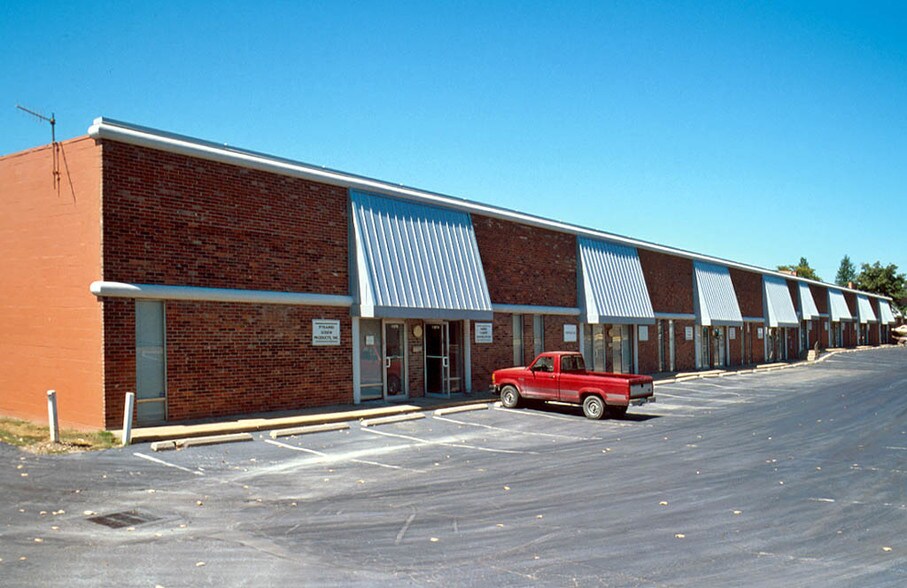 11832-11876 Dorsett Rd, Maryland Heights, MO à louer - Photo du bâtiment - Image 2 de 16