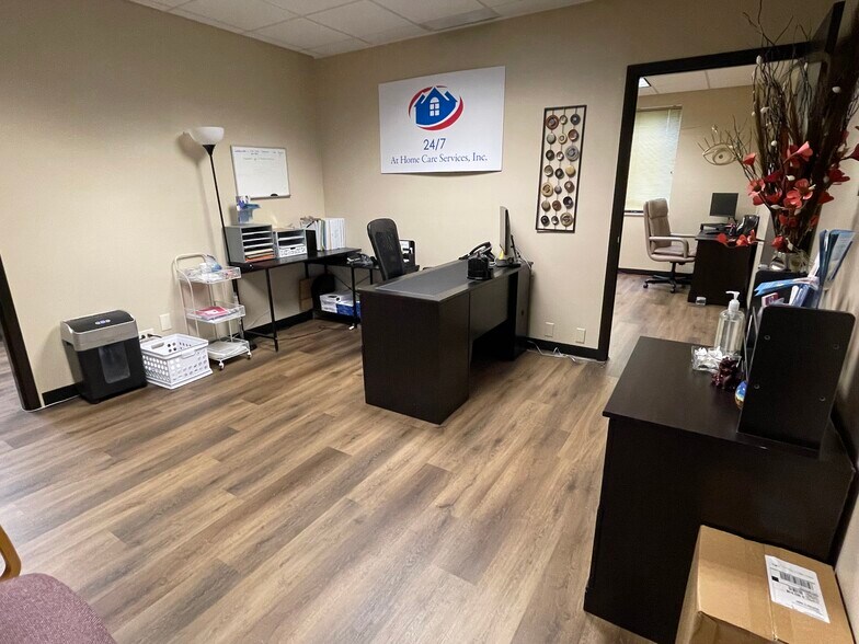 212 S Milwaukee Ave, Wheeling, IL à louer - Photo intérieure - Image 2 de 4