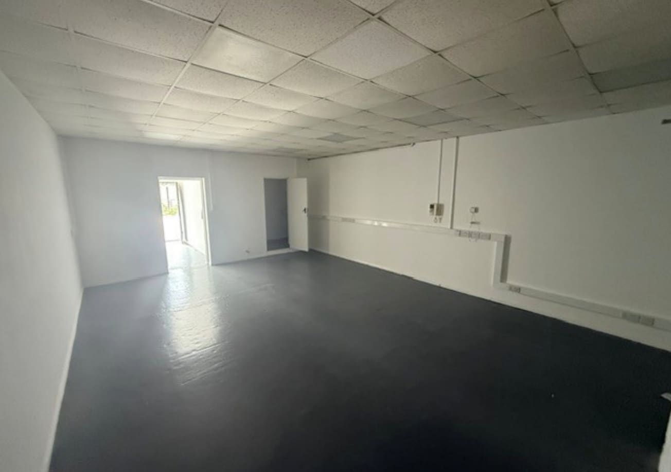 14 Sutton Court Rd, Uxbridge for lease Interior Photo- Image 1 of 4