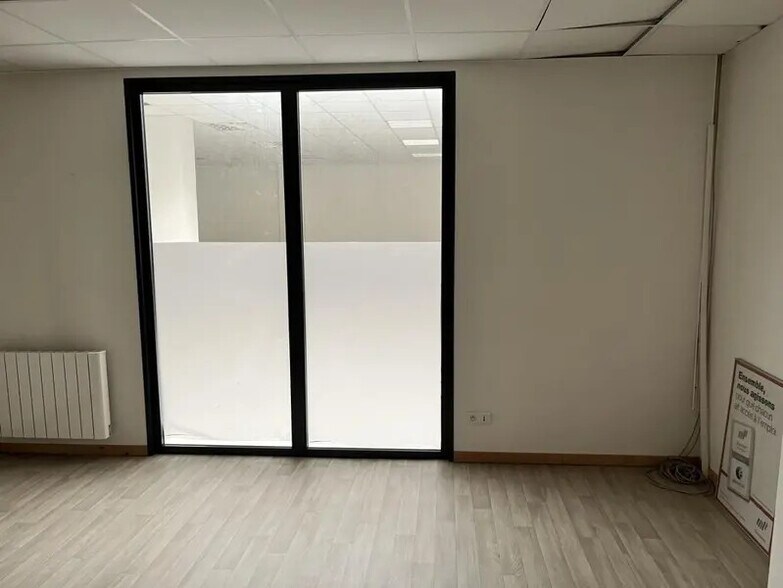Office in Langon for lease - Interior Photo - Image 2 of 7