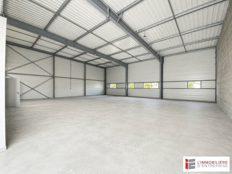 Flex in Rennes for lease - Interior Photo - Image 2 of 5