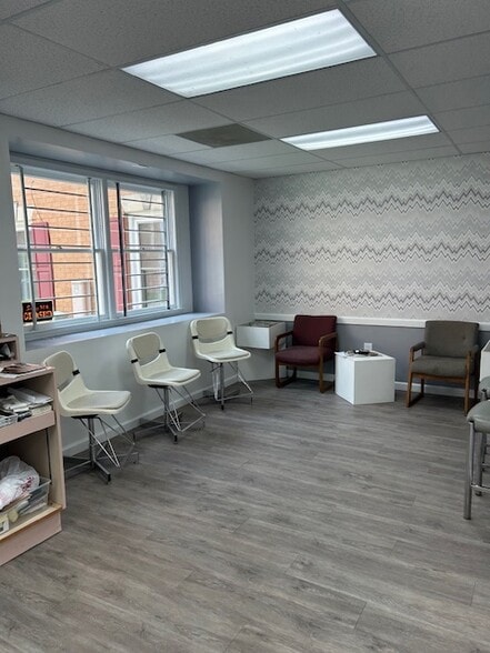 18500-18540 Office Park Dr, Gaithersburg, MD for lease - Lobby - Image 3 of 9