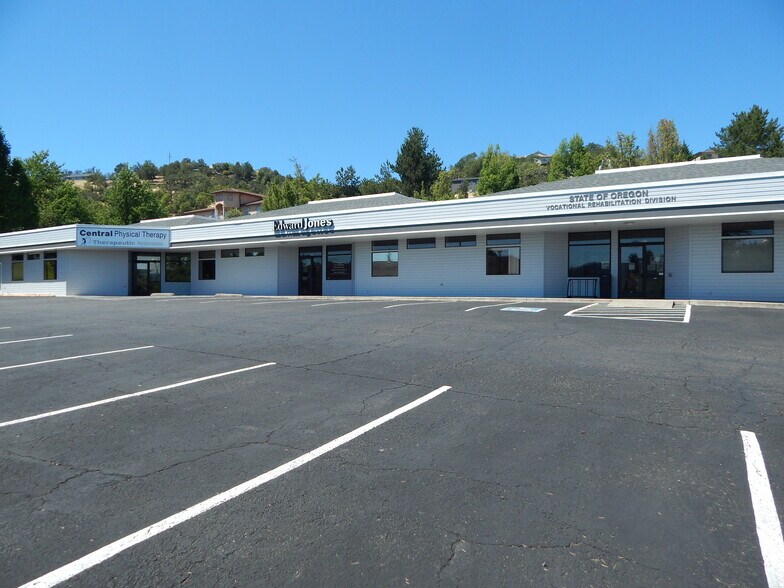 2020-2040 NW Newcastle St, Roseburg, OR à louer - Photo du bâtiment - Image 2 de 18