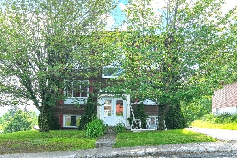 1520 Rue Larocque, Sherbrooke, QC for sale - Primary Photo - Image 1 of 1