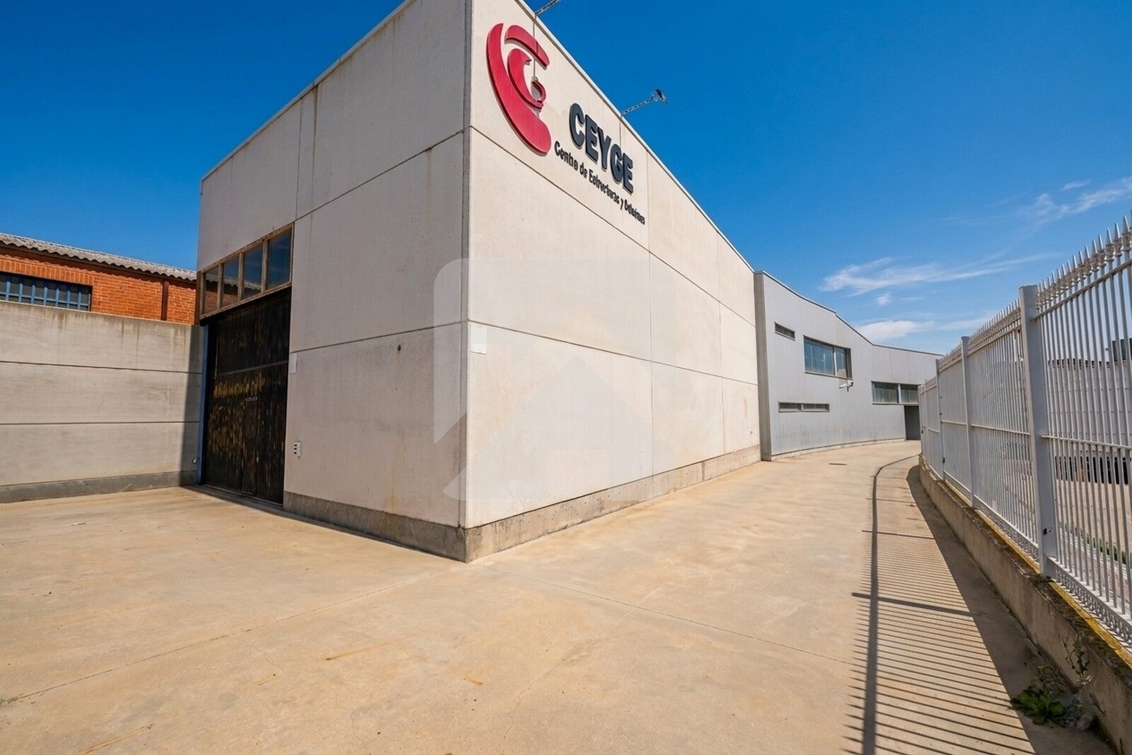 Industrial in Humanes de Madrid, Madrid for sale Primary Photo- Image 1 of 31