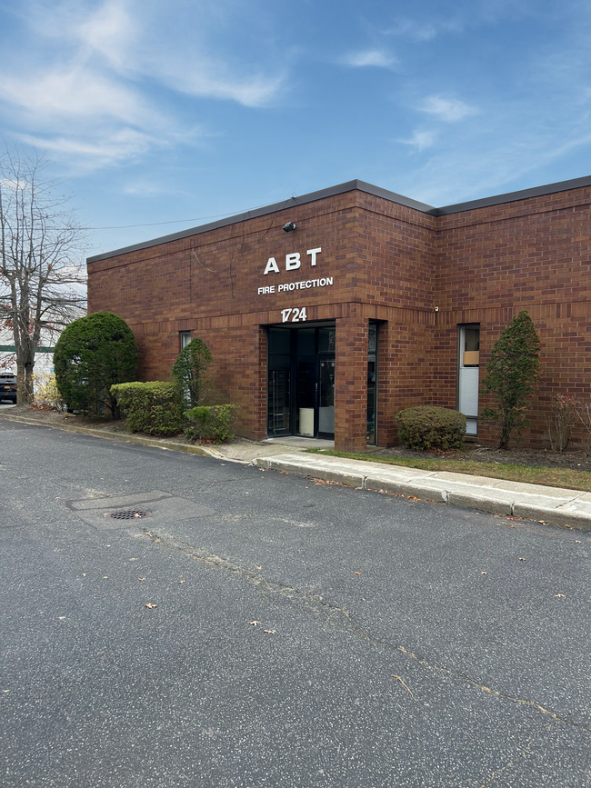 Plus de détails pour 1724 Church St, Holbrook, NY - Industriel à louer