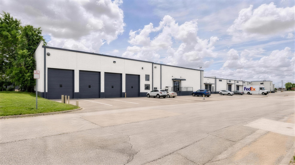 3191 Commonwealth Dr, Dallas, TX for lease - Building Photo - Image 2 of 8