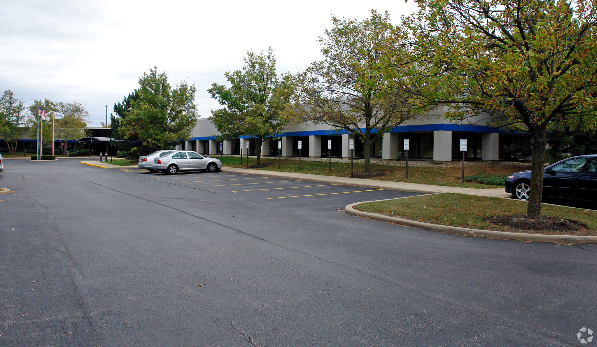 1-9 E Commerce Dr, Schaumburg, IL for lease Primary Photo- Image 1 of 4