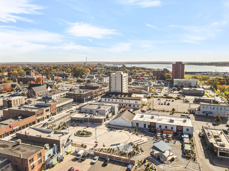 536-542 Queen Street portefeuille de 2 propriétés à vendre sur LoopNet.ca - Photo du bâtiment - Image 3 de 10