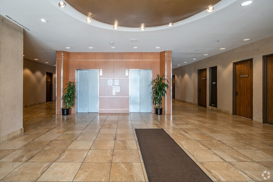 18601 Lyndon B Johnson Fwy, Mesquite, TX à louer - Photo du bâtiment - Image 3 de 4