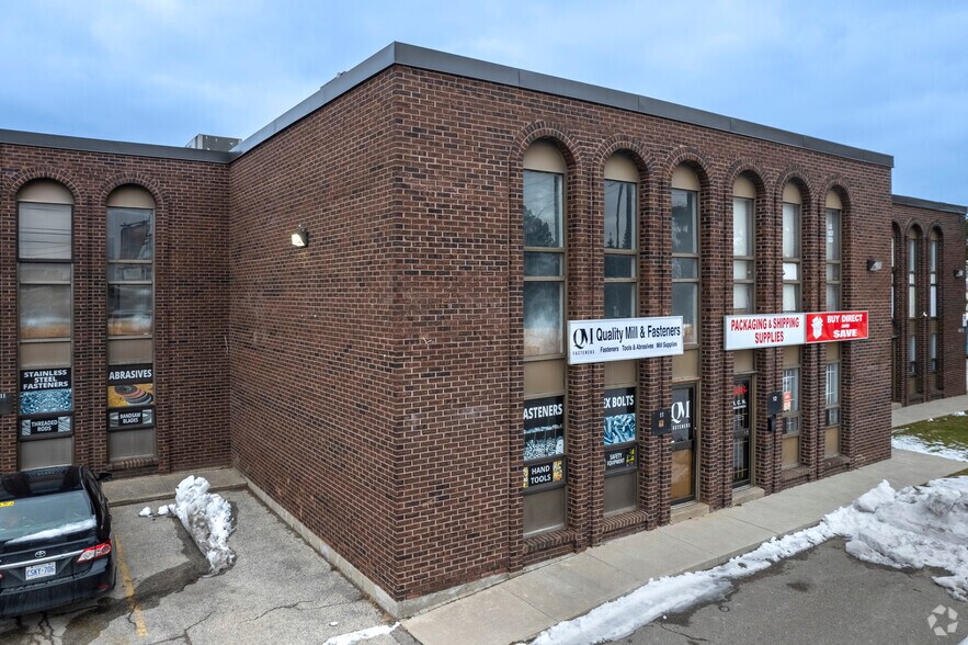 4476-4478 Chesswood Dr, Toronto, ON à louer - Photo du bâtiment - Image 3 de 6