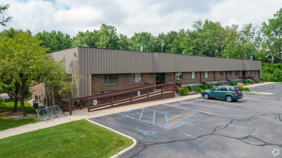 1401-1451 E Lansing Dr, East Lansing, MI à louer - Photo du bâtiment - Image 2 de 9
