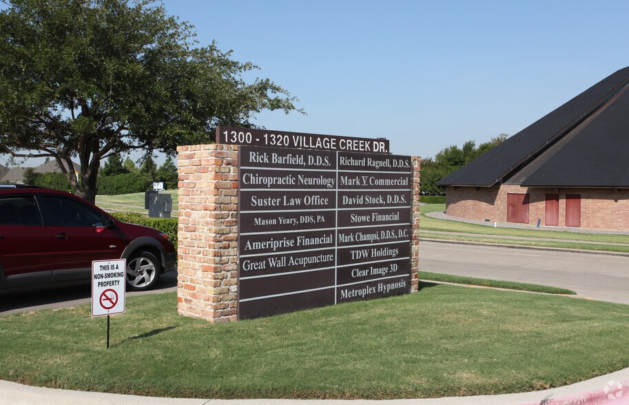 1320 Village Creek Dr, Plano, TX à louer - Photo du bâtiment - Image 3 de 18