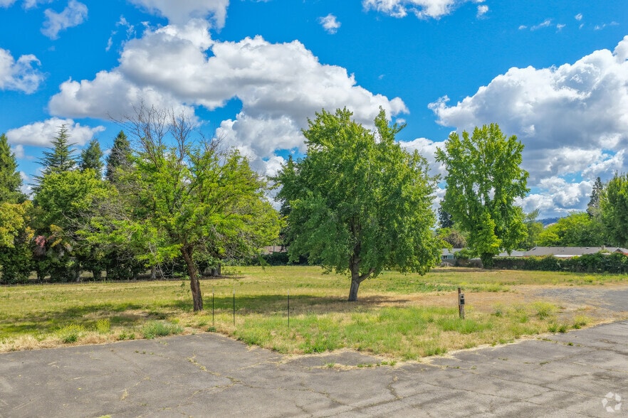 1370 Poplar Dr, Medford, OR à vendre - Photo principale - Image 1 de 3