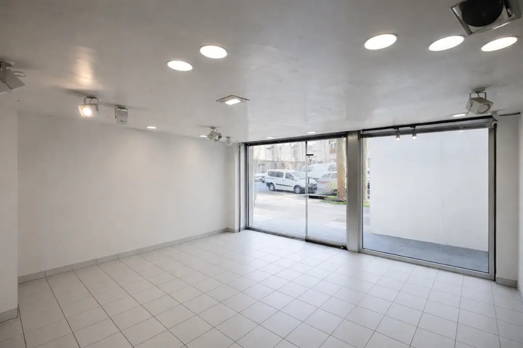 Retail in Paris for lease Interior Photo- Image 1 of 5