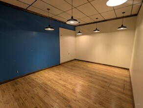 2000 Douglas St, Victoria, BC à louer Photo intérieure- Image 2 de 4