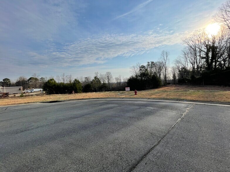 River Birch Ct, King, NC à vendre - Photo du bâtiment - Image 2 de 5