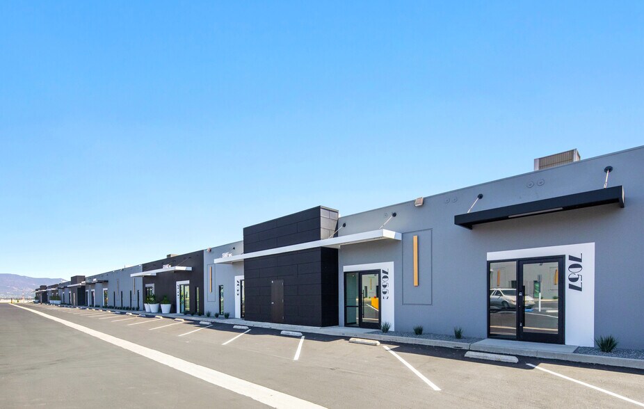 7059-7077 1/2 Vineland Ave, North Hollywood, CA à louer - Photo du bâtiment - Image 3 de 15