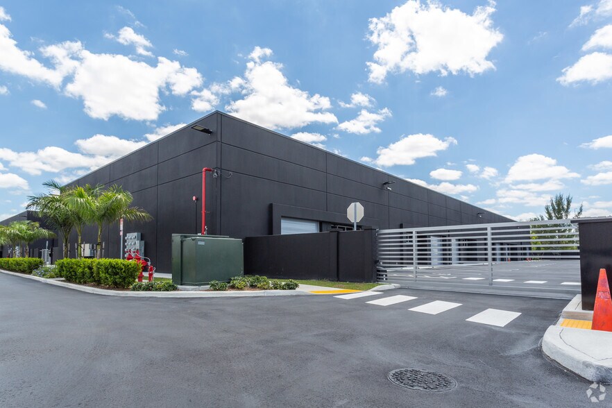 6050 NW 102nd Ave, Doral, FL à vendre - Photo du bâtiment - Image 2 de 17