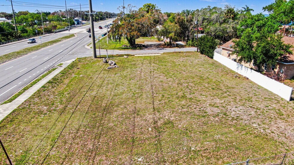 1435 Rose Ct, Melbourne, FL à vendre - Photo du bâtiment - Image 3 de 19