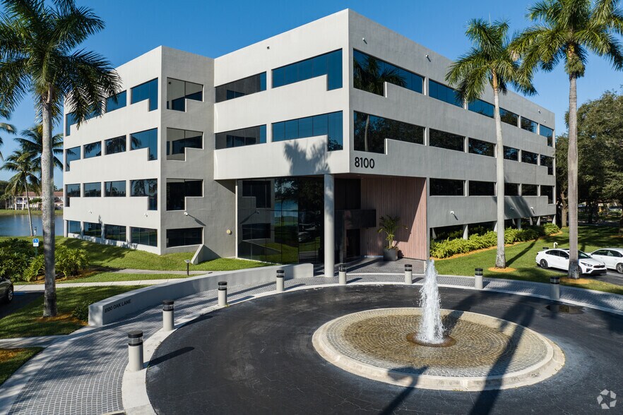 8100 Oak Ln, Miami Lakes, FL for lease - Building Photo - Image 1 of 36