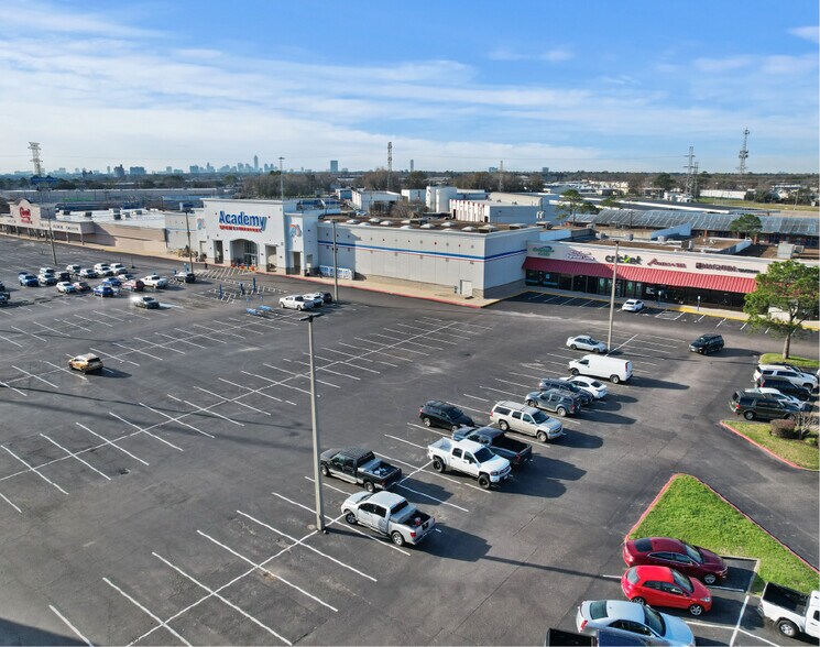 10903-10999 Northwest Fwy, Houston, TX à louer - Photo du bâtiment - Image 2 de 5