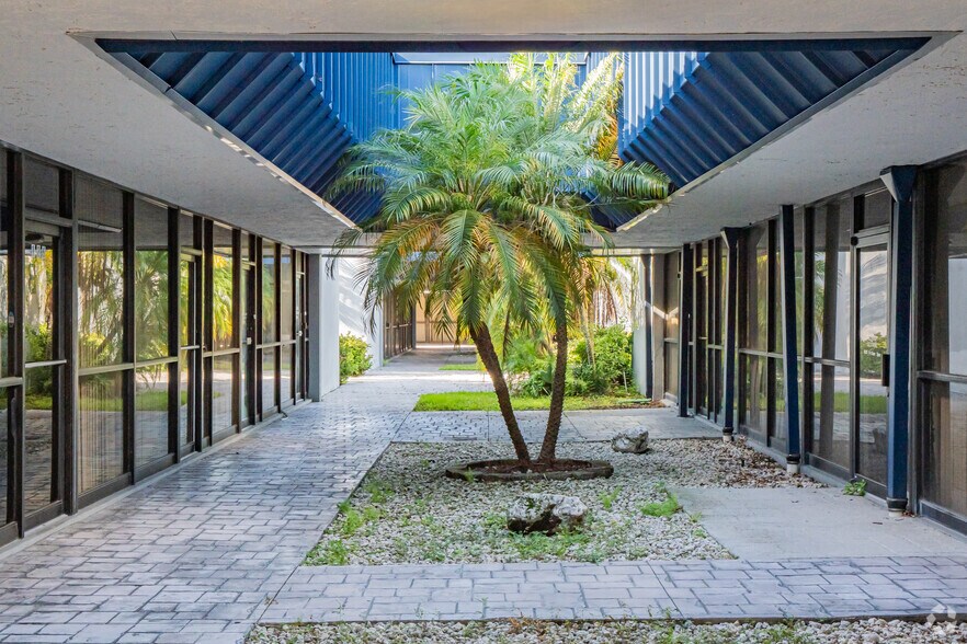 1301 Seminole Blvd, Largo, FL à louer - Photo du bâtiment - Image 3 de 12