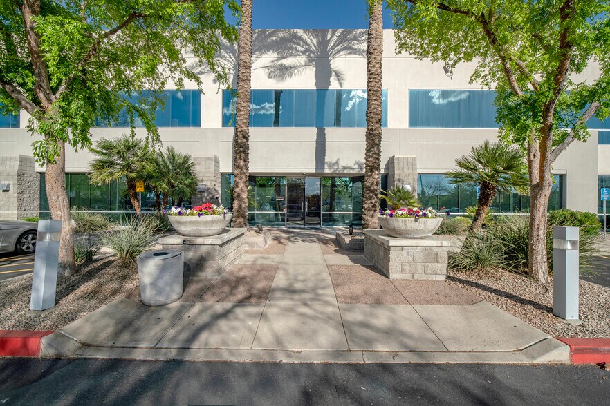 10400 N 25th Ave, Phoenix, AZ à louer - Photo du bâtiment - Image 2 de 7