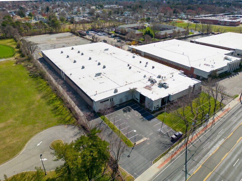 355 Crooked Hill Rd, Brentwood, NY à vendre - Photo du bâtiment - Image 2 de 7