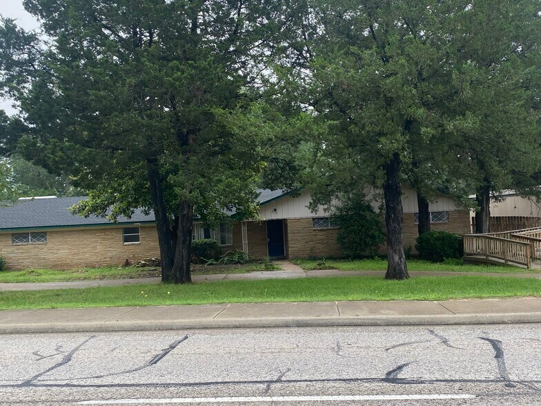 2815 Montgomery Rd, Huntsville, TX à vendre - Photo du bâtiment - Image 2 de 7