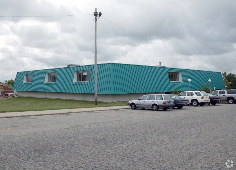 1040 4 Mile Rd, Grand Rapids, MI à louer - Photo principale - Image 1 de 1