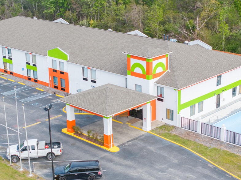 53 Heritage St, Baxley, GA for sale - Primary Photo - Image 1 of 34