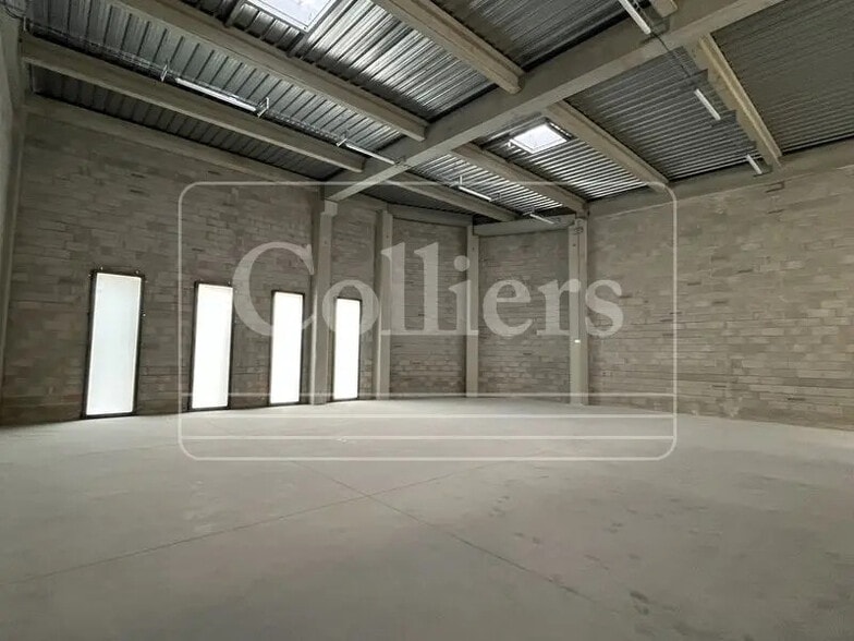 Flex in Marseille for lease - Interior Photo - Image 1 of 9