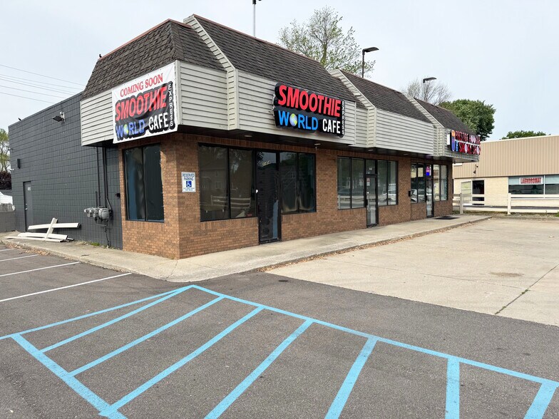 21396-21404 Cass Ave, Clinton Township, MI à louer - Photo du bâtiment - Image 2 de 3